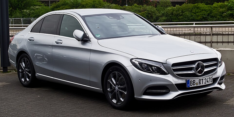 Silver Mercedes-Benz ready for its documented Veturio service journey